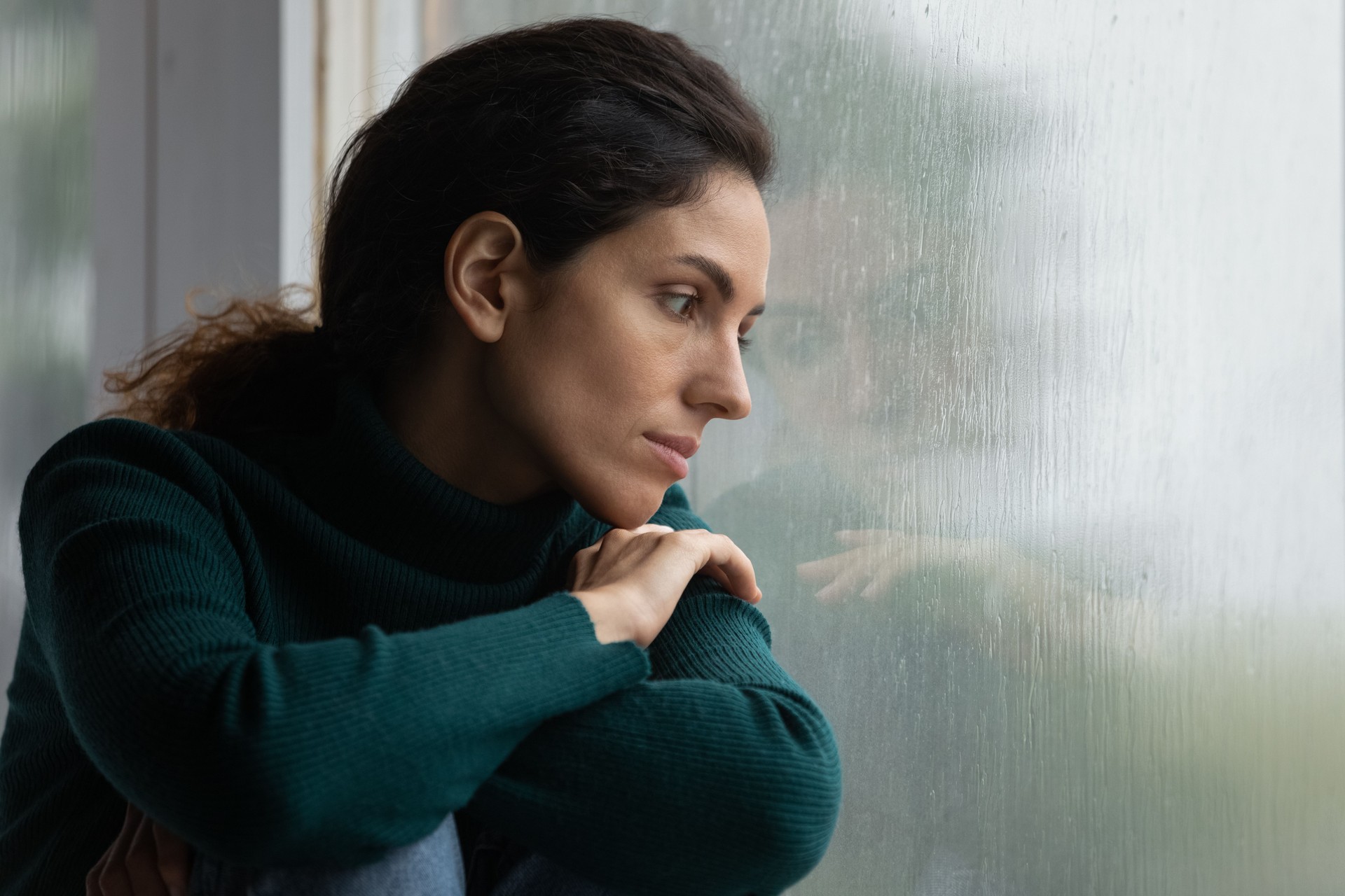 Uma jovem hispânica estressada que sofre de pensamentos negativos.